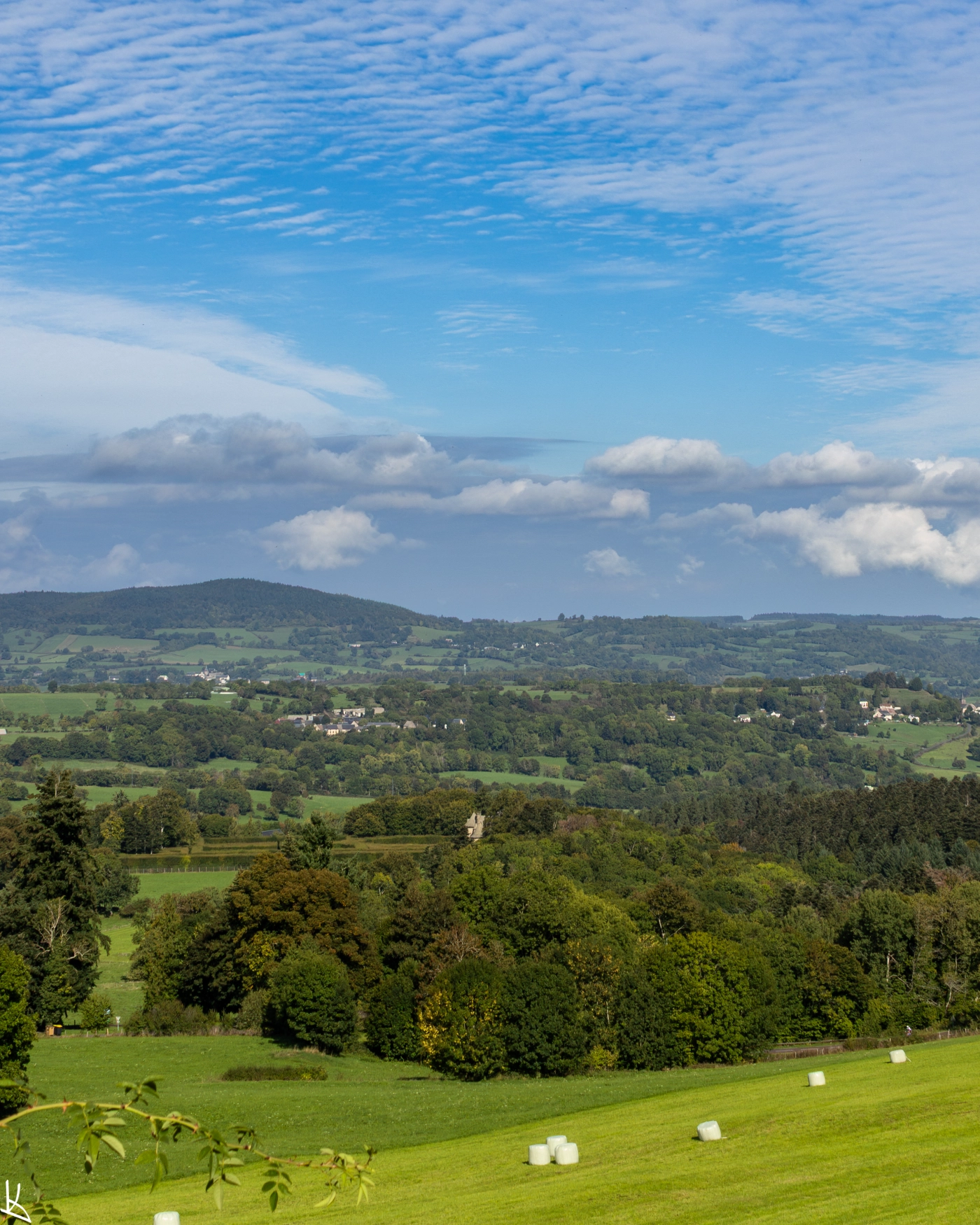 Au-dessus d'Orcival - vue vers le château de Cordès